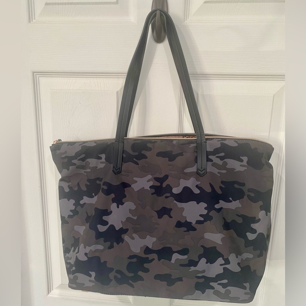 Stella & Dot Lady Boss Camouflage Tote with Laptop Holder - Picture 2 of 14